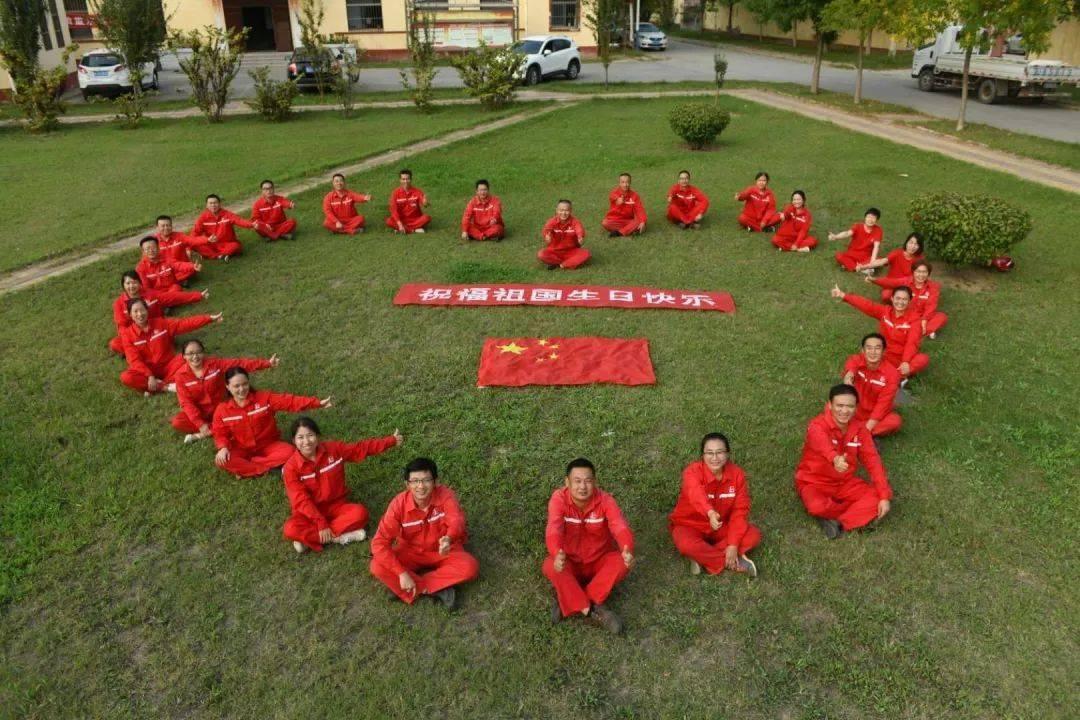不想走了？哈尔滨火车站候车大厅里有个小土豆，应该是昨晚去冰雪大世界蹦迪唱歌了